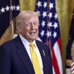 Un juez prohíbe a Trump rebautizar con su nombre el Centro Kennedy de Washington