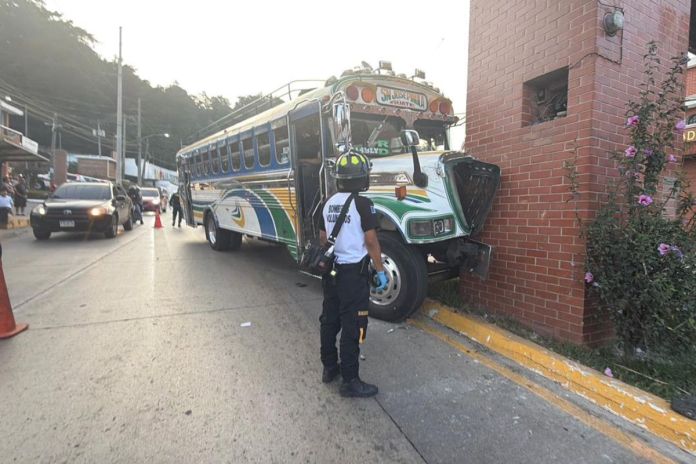 Accidente de tránsito de bus extraurbano en San José Pinula. Foto La Hora: Bomberos Voluntarios