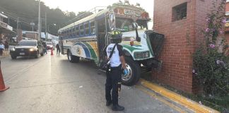 Accidente de tránsito de bus extraurbano en San José Pinula. Foto La Hora: Bomberos Voluntarios