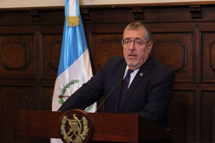 Un nuevo amparo presentado por Fernando Linares-Beltranena busca entrampar el proceso de selección de nuevo fiscal general y que el presidente no elija. Foto La Hora: Daniel Ramírez