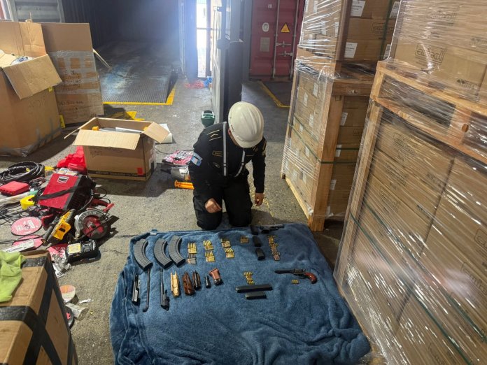 Localizan más armamento sin documentación dentro mercadería en Santo Tomás de Castilla. Foto La Hora: Mingob.