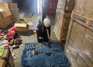 Localizan más armamento sin documentación dentro mercadería en Santo Tomás de Castilla Localizan más armamento sin documentación dentro mercadería en Santo Tomás de Castilla. Foto La Hora: Mingob.