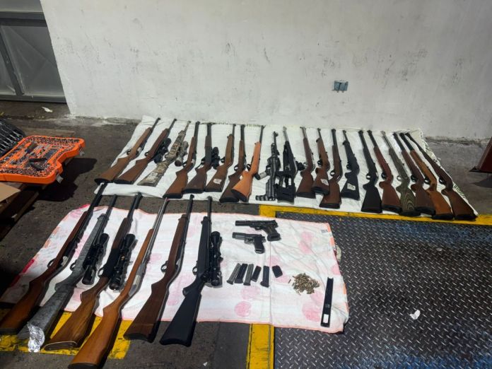 En un contenedor de la Portuaria Santo Tomás de Castillas, Puerto Barrios, Izabal, la PNC encontró 28 armas de fuego.