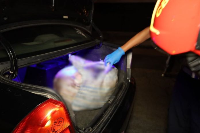 Hallan cuerpo envuelto en sábanas y bolsas dentro de automóvil en zona 12