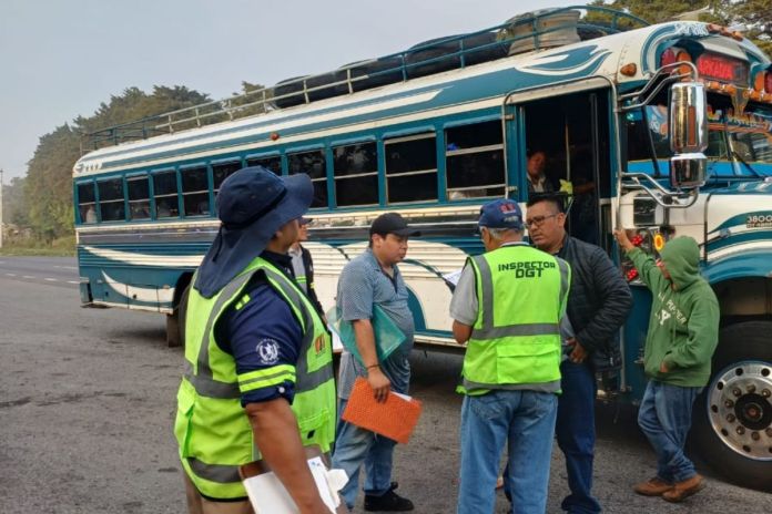 Detectan cobros indebidos y sobrecarga de pasajeros durante operativo en Fraijanes. Foto La Hora: DGT.