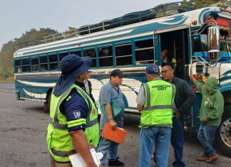 Detectan cobros indebidos y sobrecarga de pasajeros durante operativo en Fraijanes Detectan cobros indebidos y sobrecarga de pasajeros durante operativo en Fraijanes. Foto La Hora: DGT.