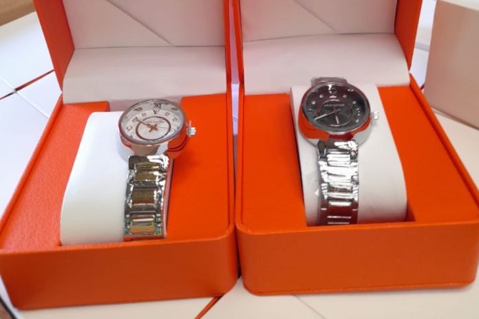 Los 600 relojes destruidos por supuesta falsificación de marcas. Foto La Hora: MP.