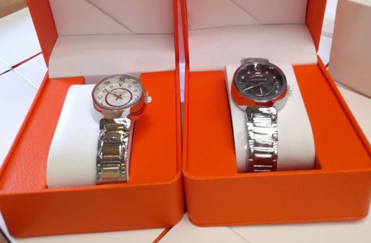 Los 600 relojes destruidos por supuesta falsificación de marcas. Foto La Hora: MP.