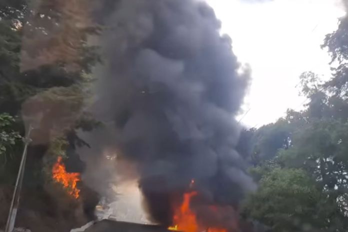 Tránsito complicado en ruta hacia San Juan Sacatepéquez por incendio forestal. Foto La Hora: captura de pantalla.