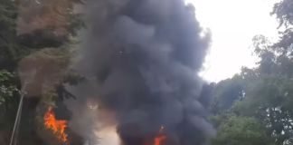 Tránsito complicado en ruta hacia San Juan Sacatepéquez por incendio forestal. Foto La Hora: captura de pantalla.