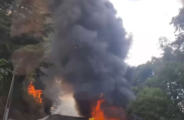 Tránsito complicado en ruta hacia San Juan Sacatepéquez por incendio forestal. Foto La Hora: captura de pantalla.