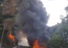 Tránsito complicado en ruta hacia San Juan Sacatepéquez por incendio forestal. Foto La Hora: captura de pantalla.