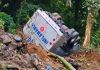 Camión cisterna cae a una hondonada en ruta Cito Zarco; bomberos rescatan al piloto. Foto La Hora: Asonbomd.