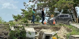 La estructura presenta daños en la parte de abajo. Foto La Hora: PetenOnline.com.