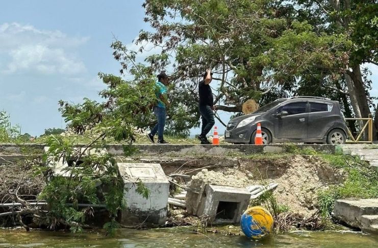 La estructura presenta daños en la parte de abajo. Foto La Hora: PetenOnline.com.