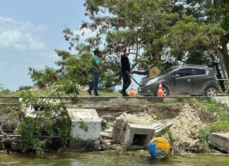 Conred mantiene acompañamiento y evaluaciones por riesgo en puente relleno hacia la Isla de Flores La estructura presenta daños en la parte de abajo. Foto La Hora: PetenOnline.com.