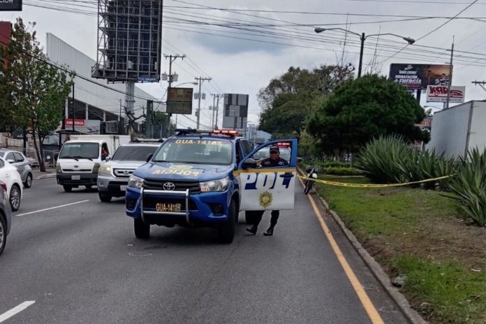 Tránsito afectado por cierre en la calzada Roosevelt tras disparos y capturas en zona 11. Foto La Hora: Amílcar Montejo.