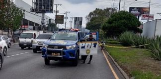 Tránsito afectado por cierre en la calzada Roosevelt tras disparos y capturas en zona 11. Foto La Hora: Amílcar Montejo.