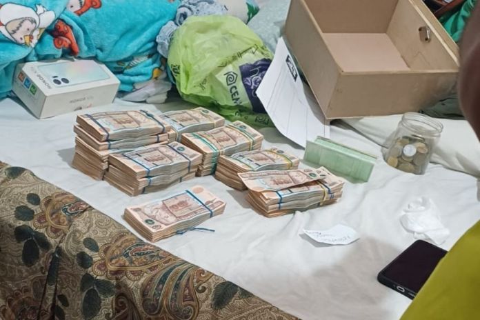 Casi medio millón de quetzales, armas y droga incautados en supuesta guarida del Barrio 18 en Villa Nueva. Foto La Hora: PNC.