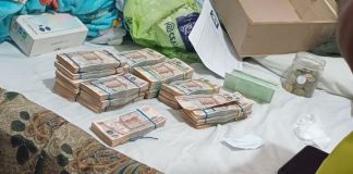 Casi medio millón de quetzales, armas y droga incautados en supuesta guarida del Barrio 18 en Villa Nueva. Foto La Hora: PNC.