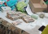 Casi medio millón de quetzales, armas y droga incautados en supuesta guarida del Barrio 18 en Villa Nueva. Foto La Hora: PNC.