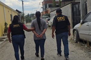 Hermana de hondureña fallecida en Huehuetenango es detenida y localizan fusil en restaurante