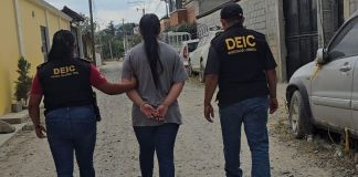 Hermana de hondureña fallecida en Huehuetenango es detenida y localizan fusil en restaurante Hermana de hondureña fallecida en Huehuetenango es detenida y localizan fusil en restaurante. Foto La Hora: PNC.