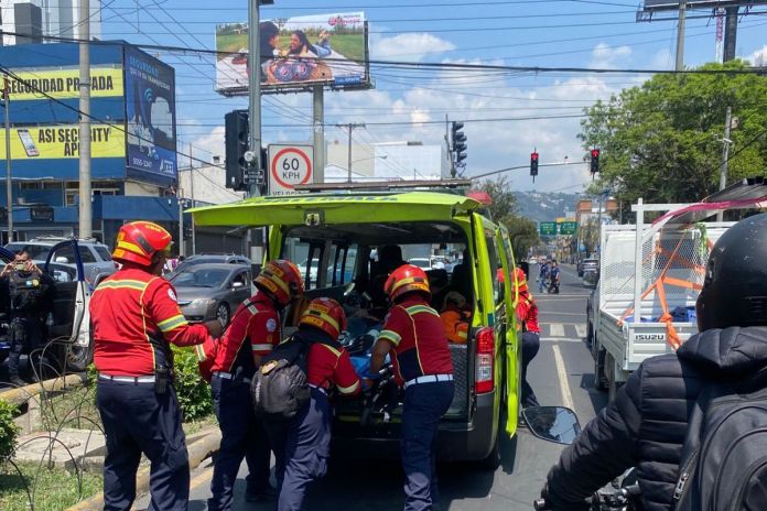 Ataque armado registrado en el bulevar Los Próceres y 14 calle. Foto La Hora: Bomberos Municipales