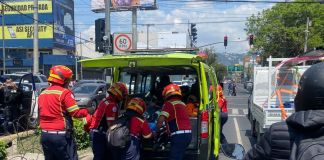 Ataque armado registrado en el bulevar Los Próceres y 14 calle. Foto La Hora: Bomberos Municipales