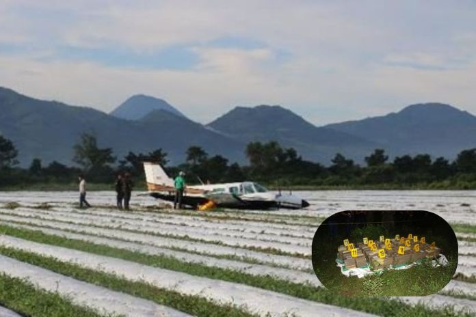 Avioneta en donde fueron capturados dos mexinacos que transportaban ilícitos. Foto La Hora: MP