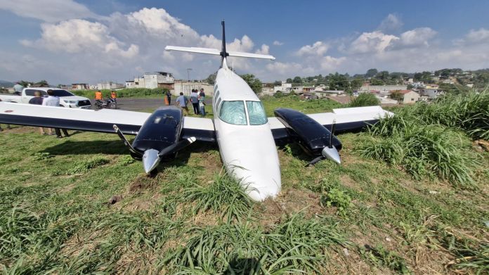Aeronave sufre excursión de pista en aeródromo de Cobán; no reportan fallecidos. Foto La Hora: DGAC.