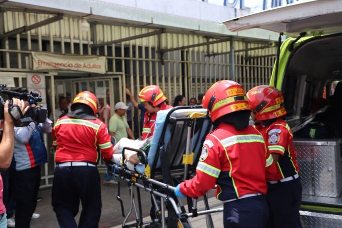 Las dos personas heridas fueron trasladadas al Hospital General San Juan de Dios por los Bomberos Municipales. Foto La Hora: BM
