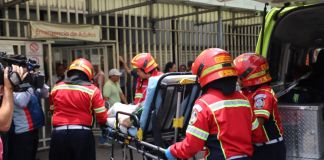 Las dos personas heridas fueron trasladadas al Hospital General San Juan de Dios por los Bomberos Municipales. Foto La Hora: BM