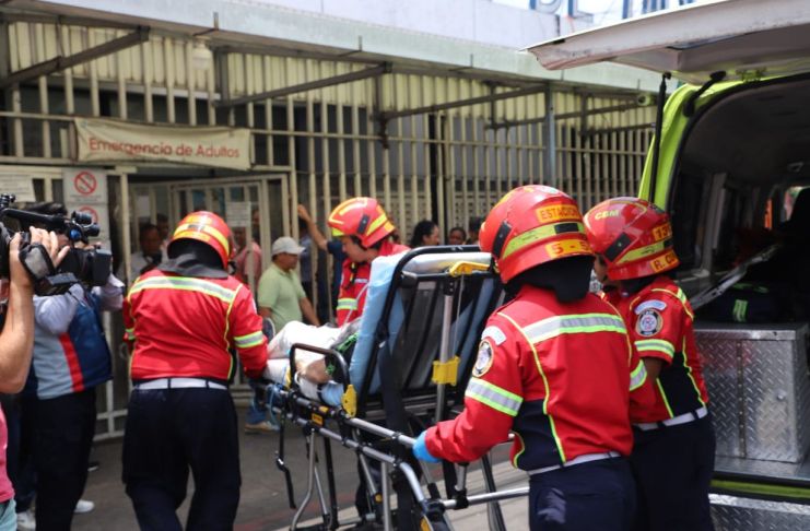 Las dos personas heridas fueron trasladadas al Hospital General San Juan de Dios por los Bomberos Municipales. Foto La Hora: BM
