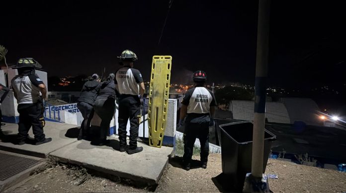 Los paramédicos asistieron a las madres junto a sus hijos en un espacio del centro carcelario mientras la situación se controlaba.