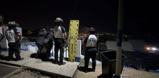 Gas lacrimógeno afecta a niños y reclusas tras segundo disturbio en cárcel de Santa Teresa Los paramédicos asistieron a las madres junto a sus hijos en un espacio del centro carcelario mientras la situación se controlaba.