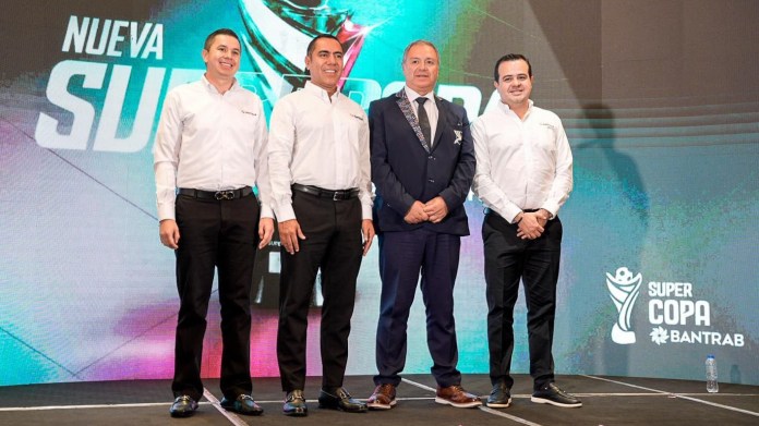 De izquierda a derecha: Jesús Pineda, gerente de Clústeres Estratégicos; Herbert Hernández, director de Junta Directiva del Banco de los Trabajadores; William Martínez, secretario general de la Federación Nacional de Fútbol de Guatemala; José Antonio Roca, gerente general de Bantrab. Foto: Deportes Bantrab.