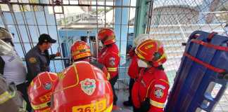 Bomberos atienden a menores de edad tras motín dentro de la cárcel para mujeres Santa Teresa