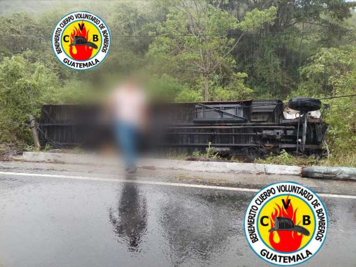 Extraurbano vuelca en el km 19 hacia San Pedro Ayampuc y deja tres heridos. Foto La Hora: CVB.