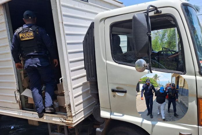 Camión con mercancía robada recuperado en Barberena. Foto La Hora: PNC