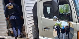 Camión con mercancía robada recuperado en Barberena. Foto La Hora: PNC