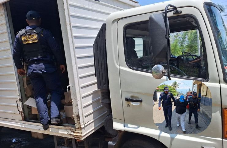 Camión con mercancía robada recuperado en Barberena. Foto La Hora: PNC