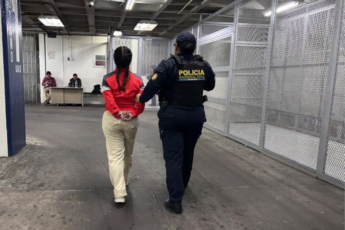 Captura de presunta extorsionista en la zona 18 capitalina. Foto La Hora: PNC