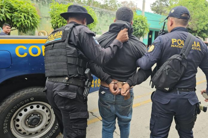 Captura de presuntos motoladrones en la calzada Roosevelt. Foto La Hora: PNC