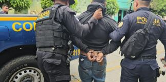 Captura de presuntos motoladrones en la calzada Roosevelt. Foto La Hora: PNC