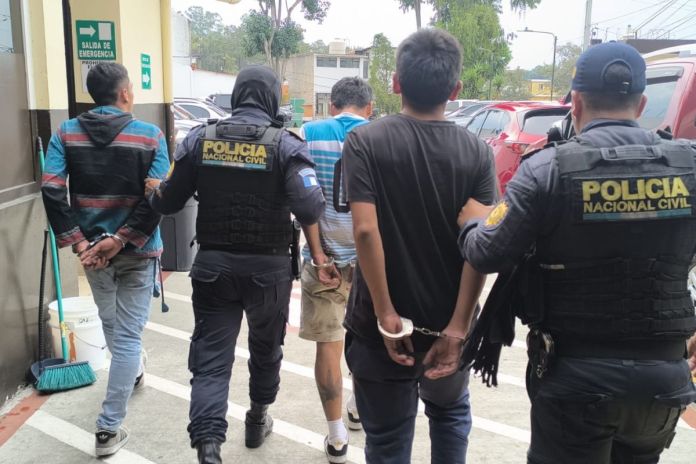 Presuntos roba-teléfonos capturados en Mixco. Foto La Hora: PNC