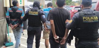 Presuntos roba-teléfonos capturados en Mixco. Foto La Hora: PNC