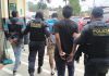 Presuntos roba-teléfonos capturados en Mixco. Foto La Hora: PNC