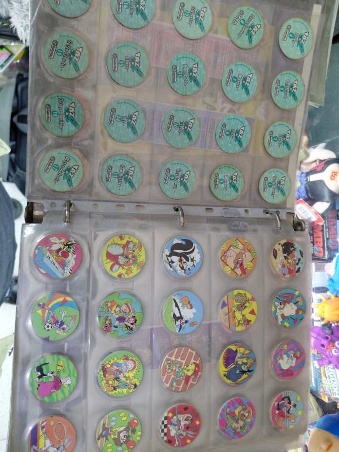 Cartapacio con colección de Tazos. Foto La Hora: André Lima 