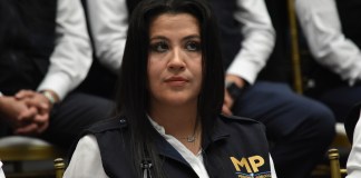 Fiscal Cinthia Monterroso se involucra en denuncia por adopciones ilegales donde es señalada Consuelo Porras La fiscal regional IV Nororiente, Cinthia Monterroso, en una conferencia de prensa en la sede del Ministerio Público. Foto La Hora: Daniel Ramírez.